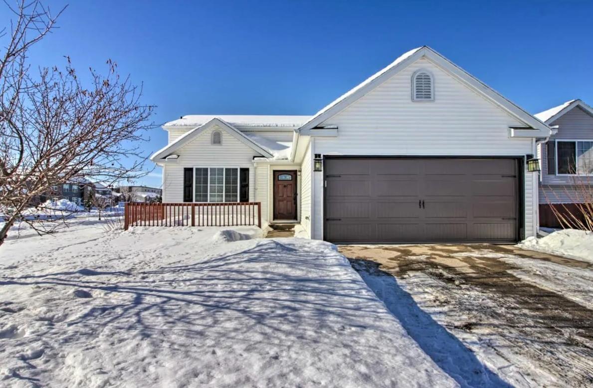 Welcoming West Fargo Retreat W Backyard Villa Exterior photo